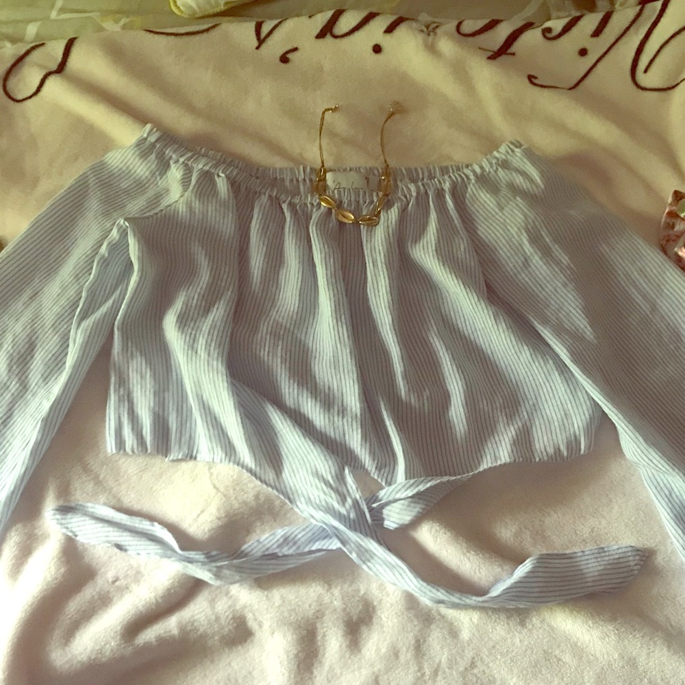 Shoulder cut off, long sleeved crop top